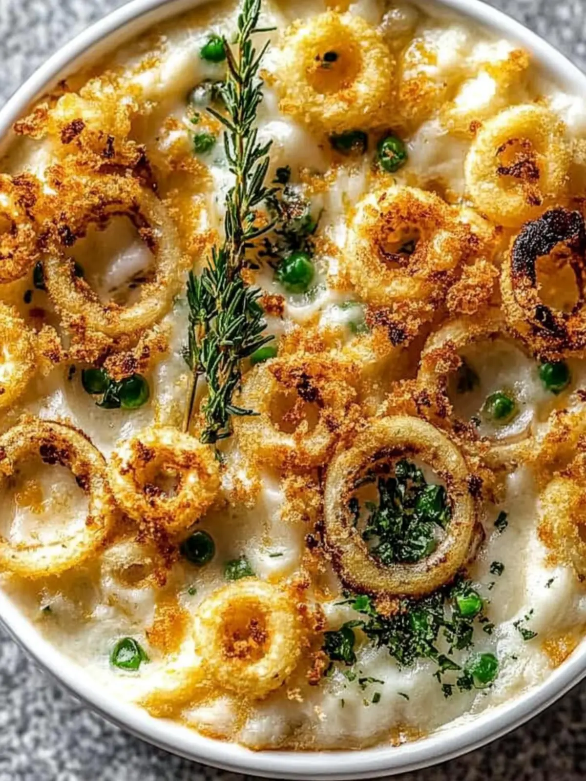 Käse-Spätzle-Gratin mit gerösteten Zwiebeln