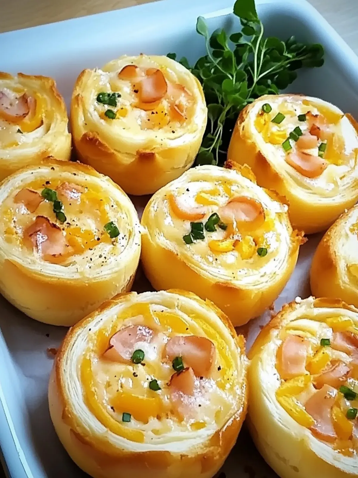 Frühstücksbrötchen mit Rühreiern, Käse und Speck