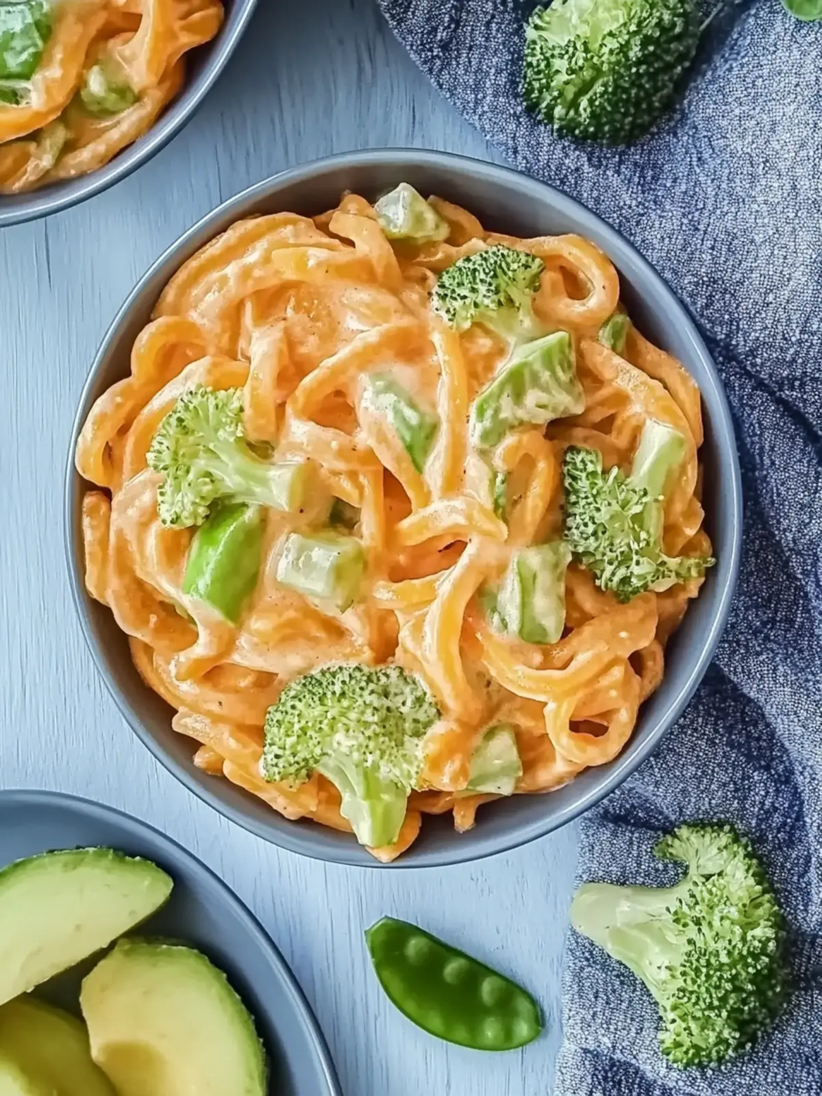 Udon-Nudeln mit Erdnusssauce und Gemüse