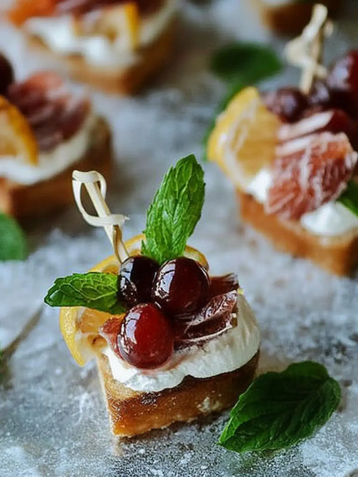 Cranberry, Brie und Prosciutto Crostini mit Balsamico-Glasur