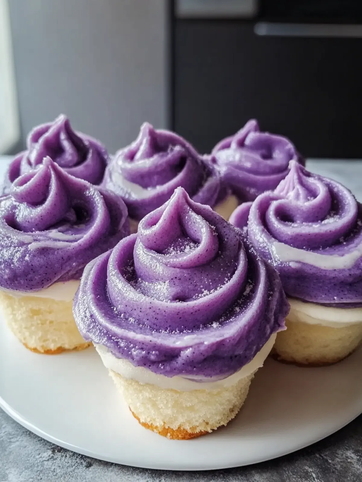 Ube Zimtschnecken mit cremigem Frosting
