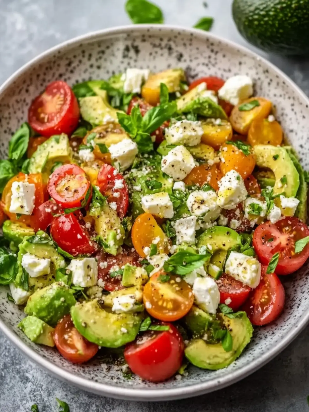 Avocadosalat mit Feta und Tomaten